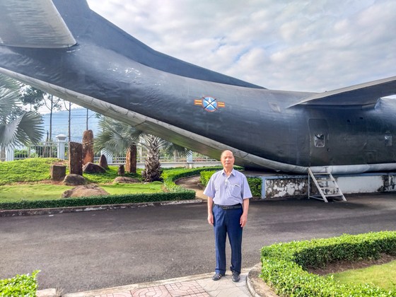 Du khách chụp hình lưu niệm bên chiếc máy bay C130 ở bảo tàng Phước Long.