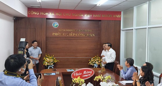 Giám đốc Sở TNMT TP Nguyễn Toàn Thắng (trái) cùng lãnh đạo Sở làm thủ tục khai trương Phòng tiếp Công dân