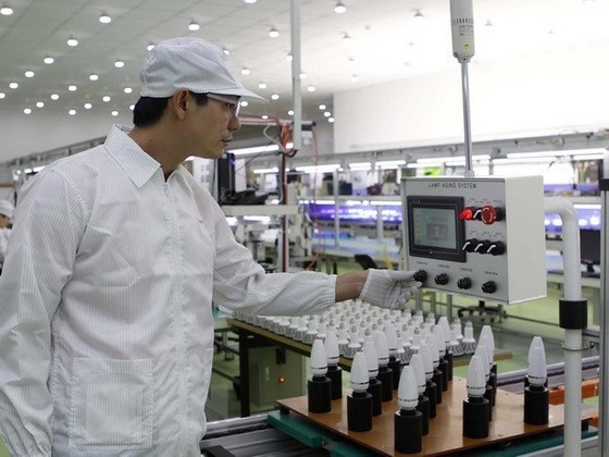 Sản xuất đèn Led tiết kiệm năng lượng của Công ty Kim Đỉnh tại Khu Công nghệ cao Thành phố Hồ Chí Minh. (Ảnh: Thanh Vũ/TTXVN)