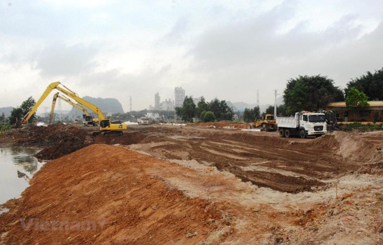 Nhà thầu đang tiến hành thi công nền đường cao tốc Bắc-Nam đoạn Mai Sơn-Quốc lộ 45 đi qua tỉnh Ninh Bình và Thanh Hóa. (Ảnh: Việt Hùng/Vietnam+)