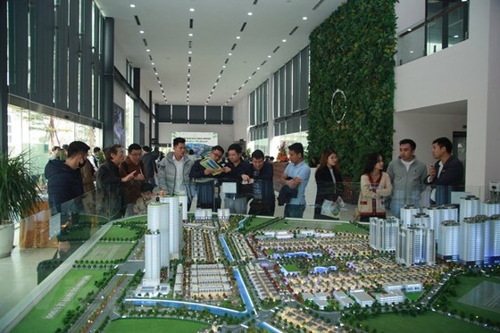 Nhiều khách hàng quan tâm đến các dự án đất nền được mở bán đầu năm 2021 tại Hà Nội. (Ảnh: Minh Nghĩa/Vietnam+)