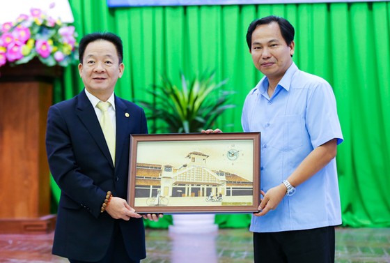 Ông Lê Quang Mạnh, Ủy viên BCH Trung ương Đảng, Bí thư Thành ủy Cần Thơ tặng quà lưu niệm cho ông Đỗ Quang Hiển, Chủ tịch Tập đoàn T&T Group nhân dịp 2 bên ký thỏa thuận hợp tác chiến lược.