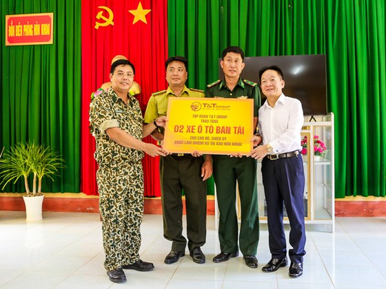 Lãnh đạo tỉnh Cà Mau và T&T Group thăm và tặng quà cán bộ chiến sĩ đảo Hòn Khoai ảnh 1 Lãnh đạo tỉnh Cà Mau và T&T Group thăm và tặng quà cán bộ chiến sĩ đảo Hòn Khoai ảnh 1