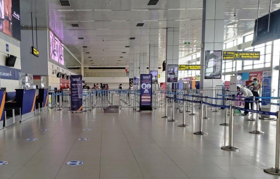Do ảnh hưởng của dịch COVID-19, sân bay Nội Bài có những thời điểm nhà ga vắng hành khách đi máy bay. (Ảnh: CTV/Vietnam+)