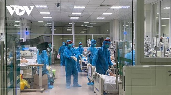 Các y, bác sĩ Khoa Hồi sức tích cực, BV Bệnh Nhiệt đới T.Ư giành giật sự sống cho những bệnh nhân COVID-19 nặng.