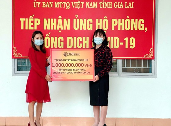 Đại diện Tập đoàn T&T Group trao hỗ trợ cho đại diện Uỷ ban MTTQ Việt Nam tỉnh Gia Lai