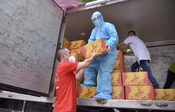 Các tổ chức, nhà hảo tâm hỗ trợ nhu yếu phẩm tới công nhân tại một khu cách ly tại Bắc Giang - Ảnh: TỬ VĂN