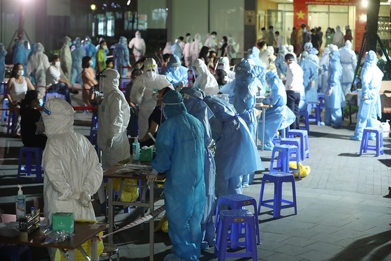 Với quy mô dịch tăng rất nhanh, Việt Nam phải điều chỉnh trong cách thức chống dịch