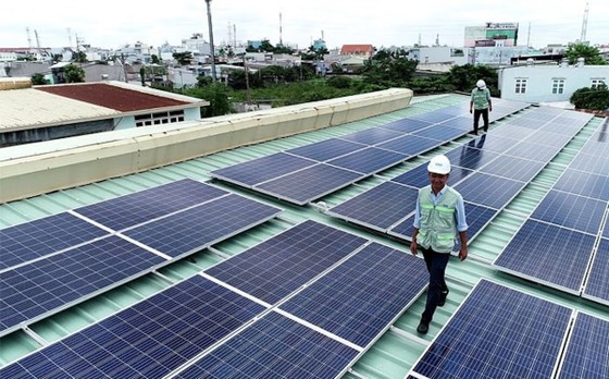 Nhà đầu tư điện mặt trời “méo mặt” vì nợ