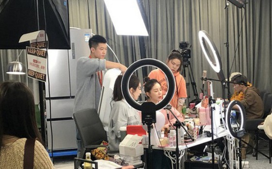 Nhiều người dùng muốn kiếm tiền với tính năng livestream do nhà cung cấp các dịch vụ cho phép.