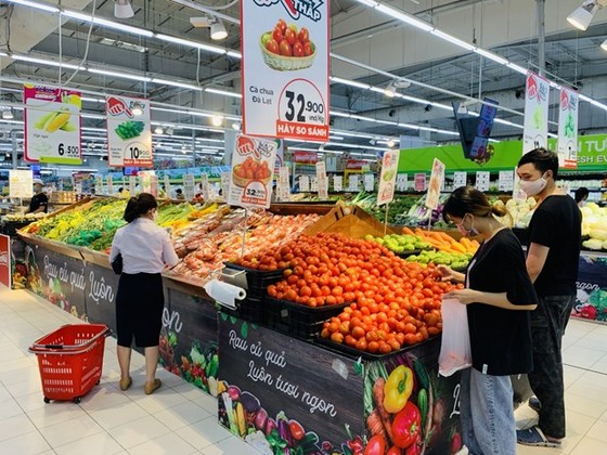 Các siêu thị tăng nguồn cung dự trữ hàng hóa, đảm bảo bình ổn thị trường. (Ảnh: Đức Duy/Vietnam+)