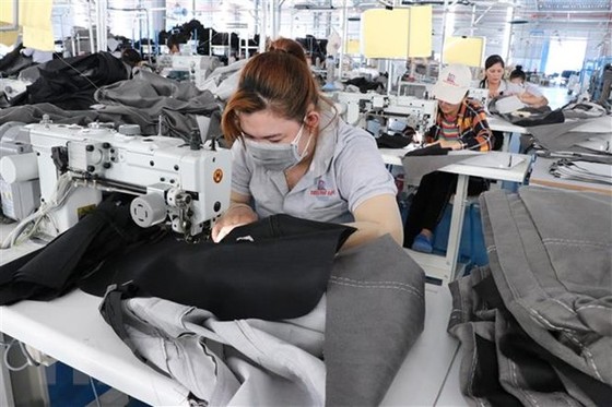 Công ty Triệu Phú Lộc chuyên chế biến đồ nội thất gia dụng tại huyện Bắc Tân Uyên, tỉnh Bình Dương duy trì sản xuất trong điều kiện mới. (Ảnh: Dương Chí Tưởng/TTXVN)