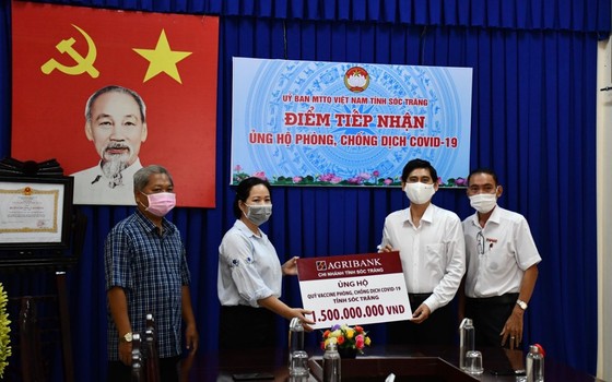 Ông Phan Văn Bá, Giám đốc Agribank Sóc Trăng ,trao 1,5 tỷ đồng ủng hộ phòng, chống dịch Covid-19 tại tỉnh Sóc Trăng.