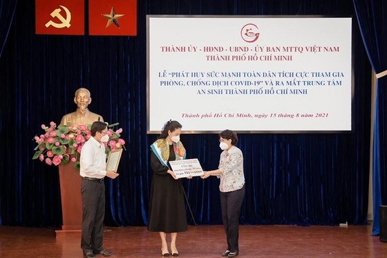 HĐND TPHCM tiếp nhận 200.000 bộ đồ bảo hộ, khẩu trang y tế ảnh 1