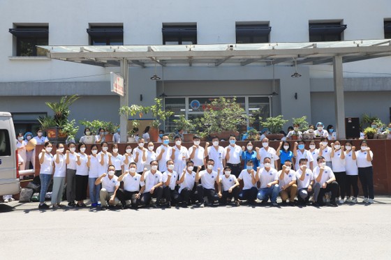 Hàng trăm nhân viên y tế tiếp tục lên đường hỗ trợ TP.HCM và các tỉnh miền Nam chống dịch ảnh 1 30 y bác sĩ Bệnh viện Hữu Nghị tiếp tục lên đường hỗ trợ chống dịch tại Tiền Giang.