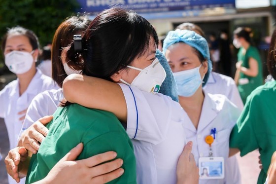 Hàng trăm nhân viên y tế tiếp tục lên đường hỗ trợ TP.HCM và các tỉnh miền Nam chống dịch ảnh 5 Nhân viên y tế Bệnh viện Phụ sản Trung ương chia tay đồng nghiệp để vào Nam chống dịch.