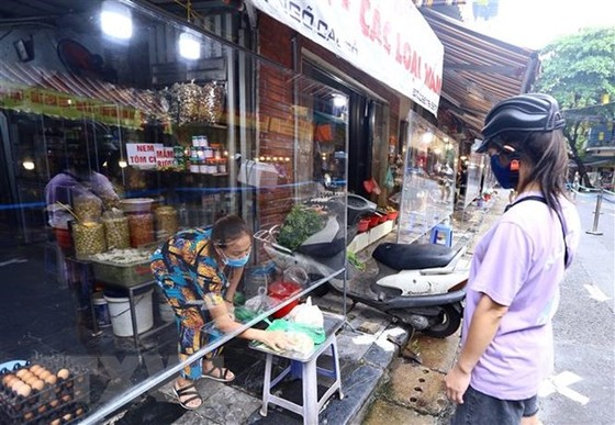 Chợ Hàng Bè, Hà Nội đảm bảo vừa kinh doanh vừa phòng chống COVID-19. (Ảnh: Hoàng Hiếu/TTXVN)
