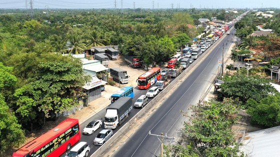 Quốc lộ 1A qua các tỉnh ĐBSCL thường xuyên bị tắc nghẽn khi lưu lượng giao thông tăng cao trong các dịp lễ. Ảnh: HOÀNG HÙNG