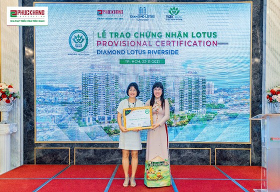 Chủ tịch Hội đồng CTX Việt Nam trao chứng nhận Lotus Provisional Certification - dự án căn hộ xanh Diamond Lotus Riverside cho CEO Phuc Khang Corporation - Lưu Thị Thanh Mẫu (áo dài)
