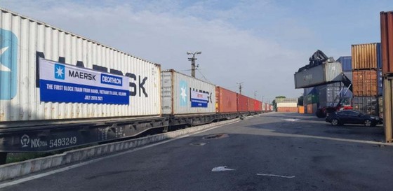 Chuyển tàu đường sắt Việt Nam vận chuyển hàng hóa qua Trung Quốc đi các nước châu Âu.