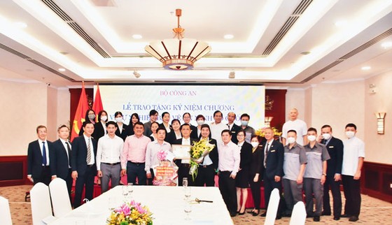 Ông Phan Thanh Long, Giám đốc Khách sạn Rex Sài Gòn nhận kỷ niệm chương Bảo vệ an ninh Tổ quốc từ Bộ trưởng Bộ Công an - Đại tướng Tô Lâm, 