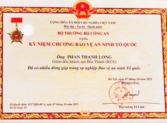 Giám đốc Khách sạn Rex Sài Gòn nhận kỷ niệm chương Bảo vệ an ninh Tổ quốc ảnh 1 Giám đốc Khách sạn Rex Sài Gòn nhận kỷ niệm chương Bảo vệ an ninh Tổ quốc ảnh 1