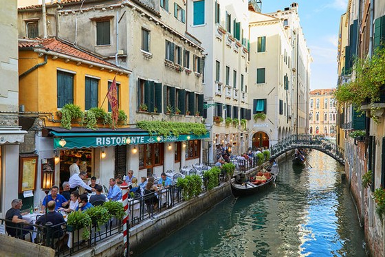 Các nhà hàng, cửa tiệm nằm dọc kênh đào ở Venice
