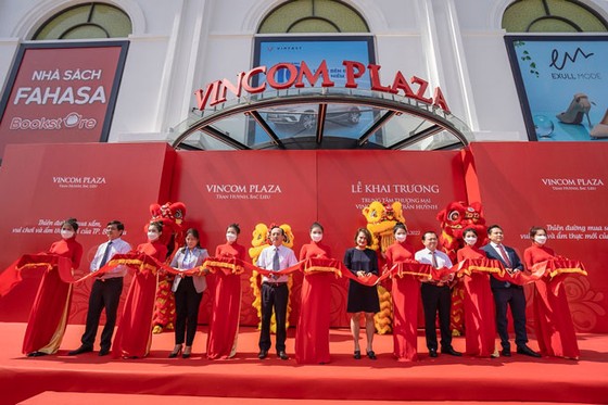 Vincom đồng loạt khai trương 2 TTTM mới,  mang đến cho người dân tỉnh Tiền Giang và tỉnh Bạc Liêu điểm vui chơi, mua sắm hiện đại hấp dẫn.