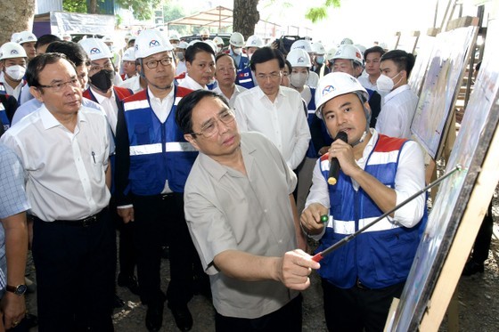 Thủ tướng Chính phủ Phạm Minh Chính làm việc tại tuyến Metro số 1. Ảnh: HOÀNG HÙNG