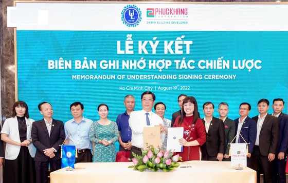 Đại diện Phuc Khang Corporation và trường ĐH Luật TP.HCM ký kết Biên bản ghi nhớ hợp tác chiến lược