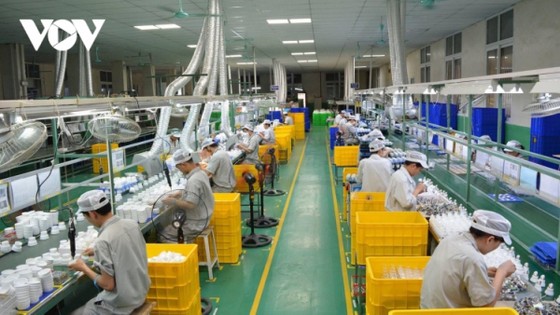 Lao động “giá rẻ” vừa thu hút doanh nghiệp nước ngoài đầu tư nhưng đó cũng là điểm yếu về thích nghi của lao động Việt Nam khi doanh nghiệp nước ngoài đưa công nghệ mới vào sản xuất.