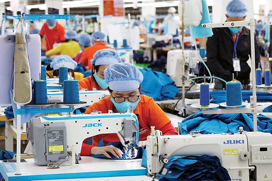 Các doanh nghiệp đang chú ý đến tỷ giá hối đoái để lựa chọn đồng tiền thanh toán có lợi cho doanh nghiệp.