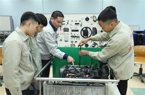 Đào tạo nghề Công nghệ ôtô tại Trường Cao đẳng Nghề Lạng Sơn. (Ảnh: Anh Tuấn/TTXVN)
