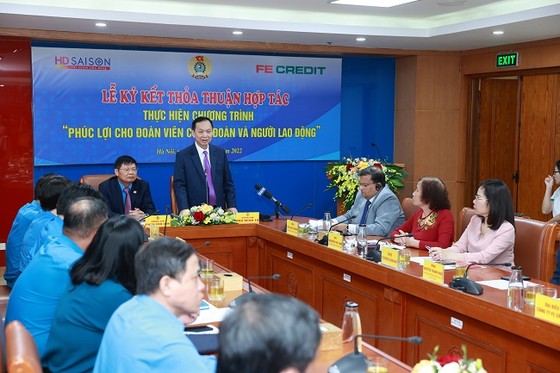 FE CREDIT ký hợp tác Tổng LĐ Lao động triển khai gói vay ưu đãi 10.000 tỷ đồng cho công nhân ảnh 1