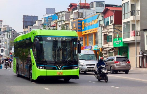 Tuyến xe buýt điện E09 có lộ trình Khu đô thị Smart City-đường Thanh Niên-Công viên nước Hồ Tây được Vinbus đưa vào khai thác, vận hành. (Ảnh: CTV/Vietnam+)