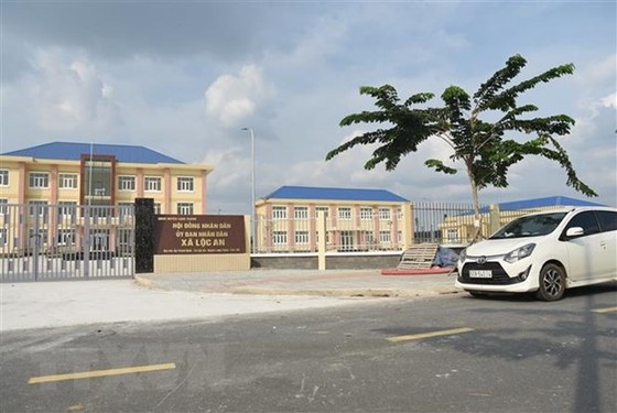 Trụ sở UBND xã tại khu tái định cư Lộc An-Bình Sơn đã hoàn thành. (Ảnh: Công Phong/TTXVN)
