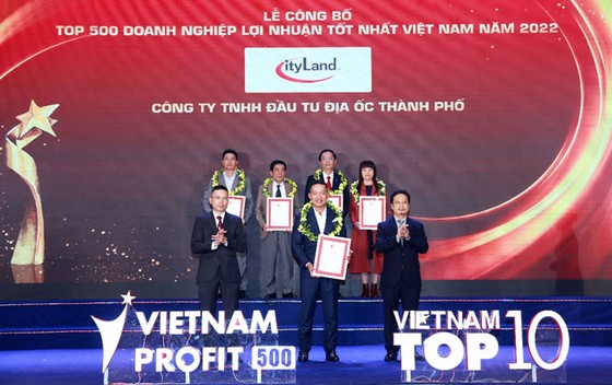 Đại diện CityLand nhận giải thưởng Top 50 Doanh nghiệp lợi nhuận tốt Việt Nam năm 2022.