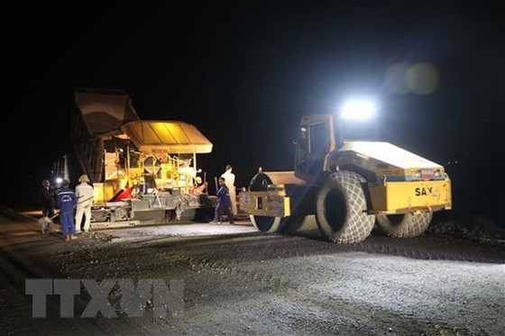 Thi công trong đêm tại gói thầu số 6 trên tuyến cao tốc Cam Lộ-La Sơn đi qua huyện Phong Điền, tỉnh Thừa Thiên-Huế. (Ảnh: Đỗ Trưởng/TTXVN)