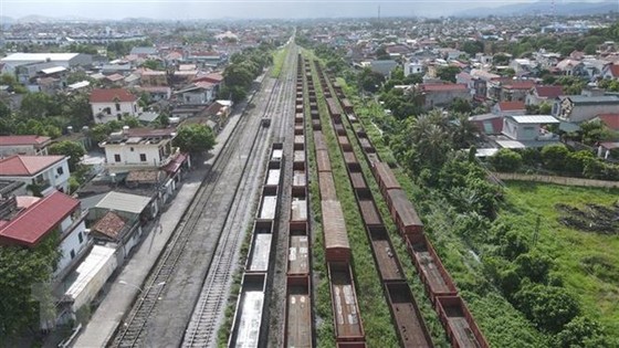 Hàng nghìn hộ dân ở Quảng Ninh “sống mòn” bên dự án đường sắt Yên Viên-Cái Lân “treo” hàng chục năm. (Ảnh: Thanh Vân/TTXVN)