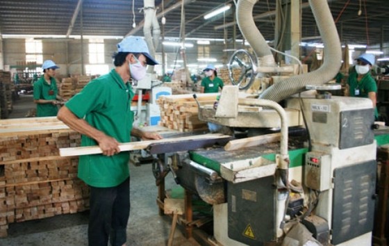 Nhiều doanh nghiệp chế biến sản phẩm gỗ đang cắt giảm lao động.