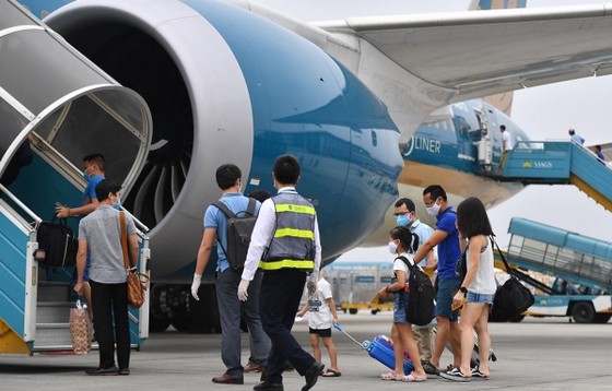 Vietnam Airlines khuyến nghị hành khách mua vé trên website, đại lý, phòng vé chính thức của các hãng và yêu cầu xuất hóa đơn để tránh mua phải vé giả, vé bị nâng giá...
