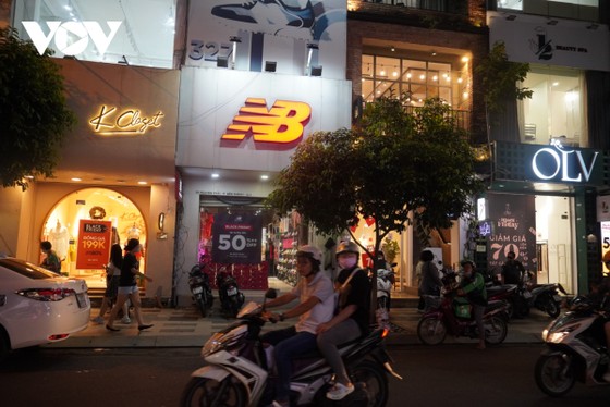 Nhiều cửa hàng ở TP.HCM giảm giá “khủng” dịp Black Friday ảnh 4