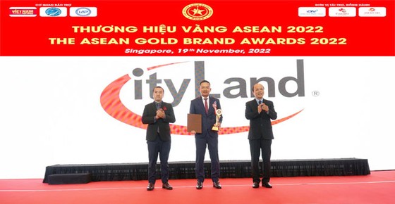 Đại diện CityLand Group nhận danh hiệu Top 10 Thương hiệu Vàng Asean 2022.