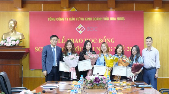 Phó Tổng Giám đốc Lê Thanh Tuấn trao học bổng cho sinh viên Học viện Ngoại giao