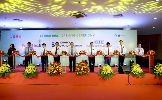 Đại diện Agribank (ngoài cùng bên phải) cắt băng khai mạc sự kiện Kết nối công nghệ và đổi mới sáng tạo Việt Nam năm 2022