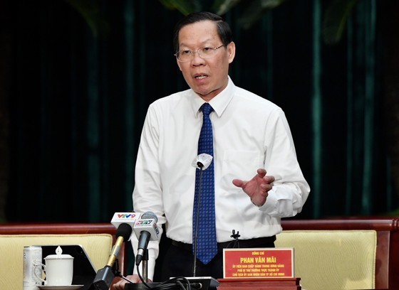 Chủ tịch UBND TPHCM Phan Văn Mãi trả lời chất vấn. Ảnh: VIỆT DŨNG