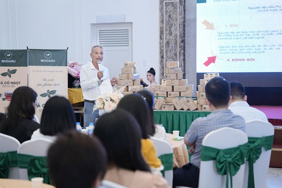Ông Lê Văn Tú, Phó Tổng Giám đốc Công ty CP TNB Việt Nam chia sẻ về công dụng của trà cỏ ngọt.