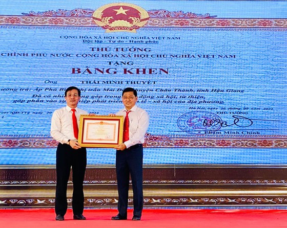 Đại diện Công ty TNHH MTV Xi măng Cần Thơ - Hậu Giang nhận Bằng khen của Thủ tướng Chính phủ.