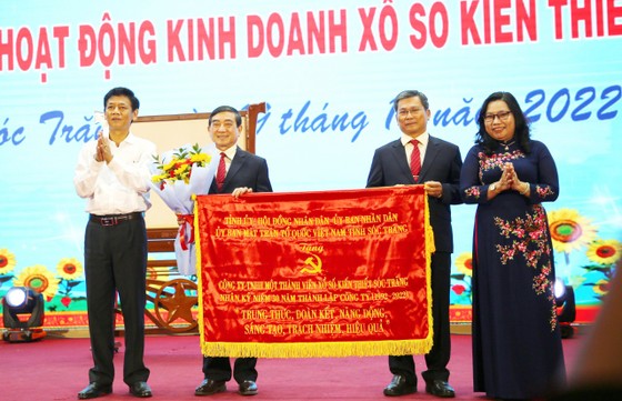 Tập thể công ty XSKT Sóc Trăng vinh dự nhận được bức trướng của Tỉnh ủy - HĐND - UBND - Ủy ban MTTQ Việt Nam tỉnh Sóc Trăng khen tặng.