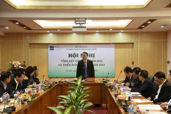 Phát biểu tại hội nghị, Thứ trưởng Nguyễn Đức Chi đề nghị UBCKNN tập trung rà soát Luật Chứng khoán để sửa đổi phù hợp với thực tế thị trường 